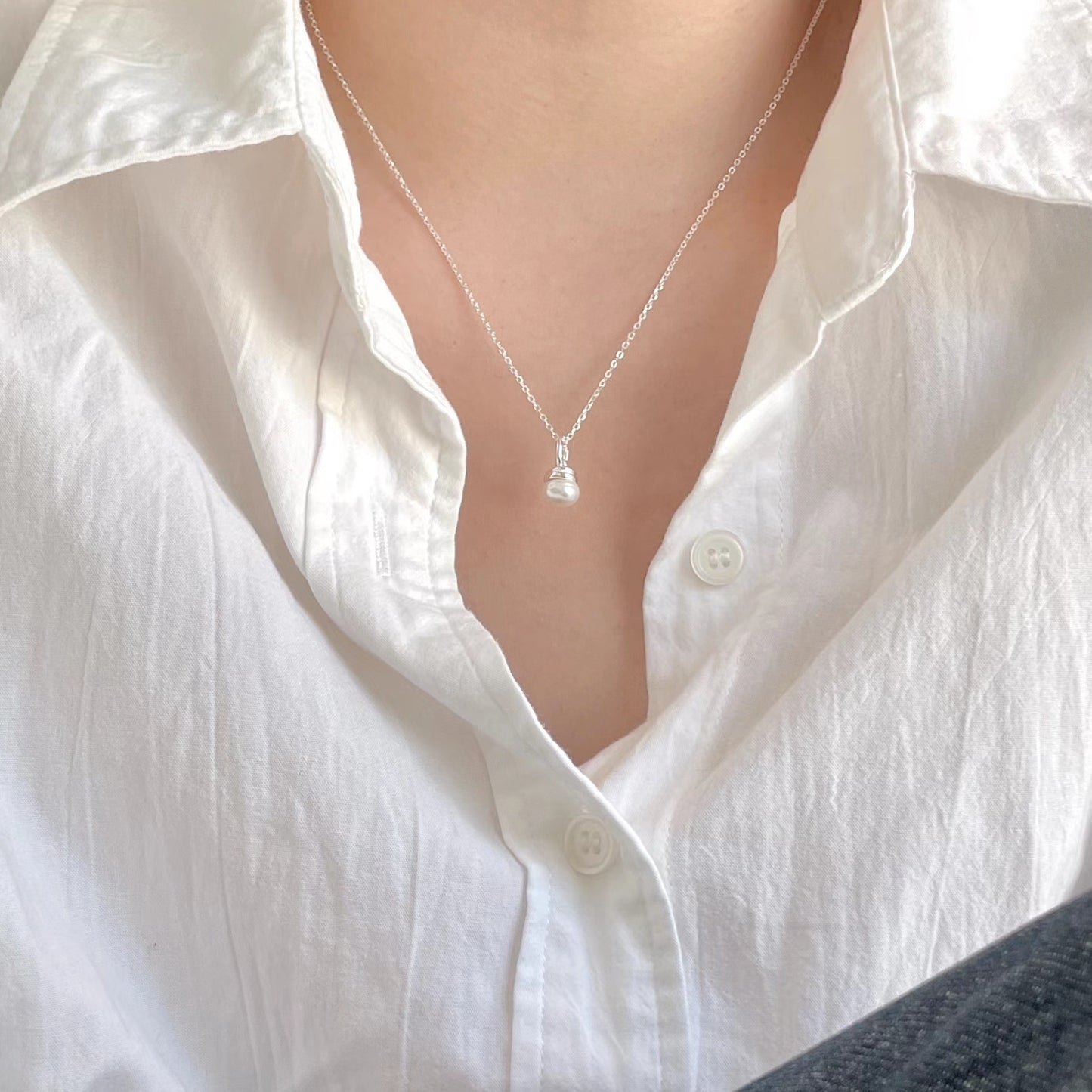 Collar Colgante Minimalista de Bombilla Redonda en Plata de Ley 925 con Acentos de Perlas en Cadena de Serpiente