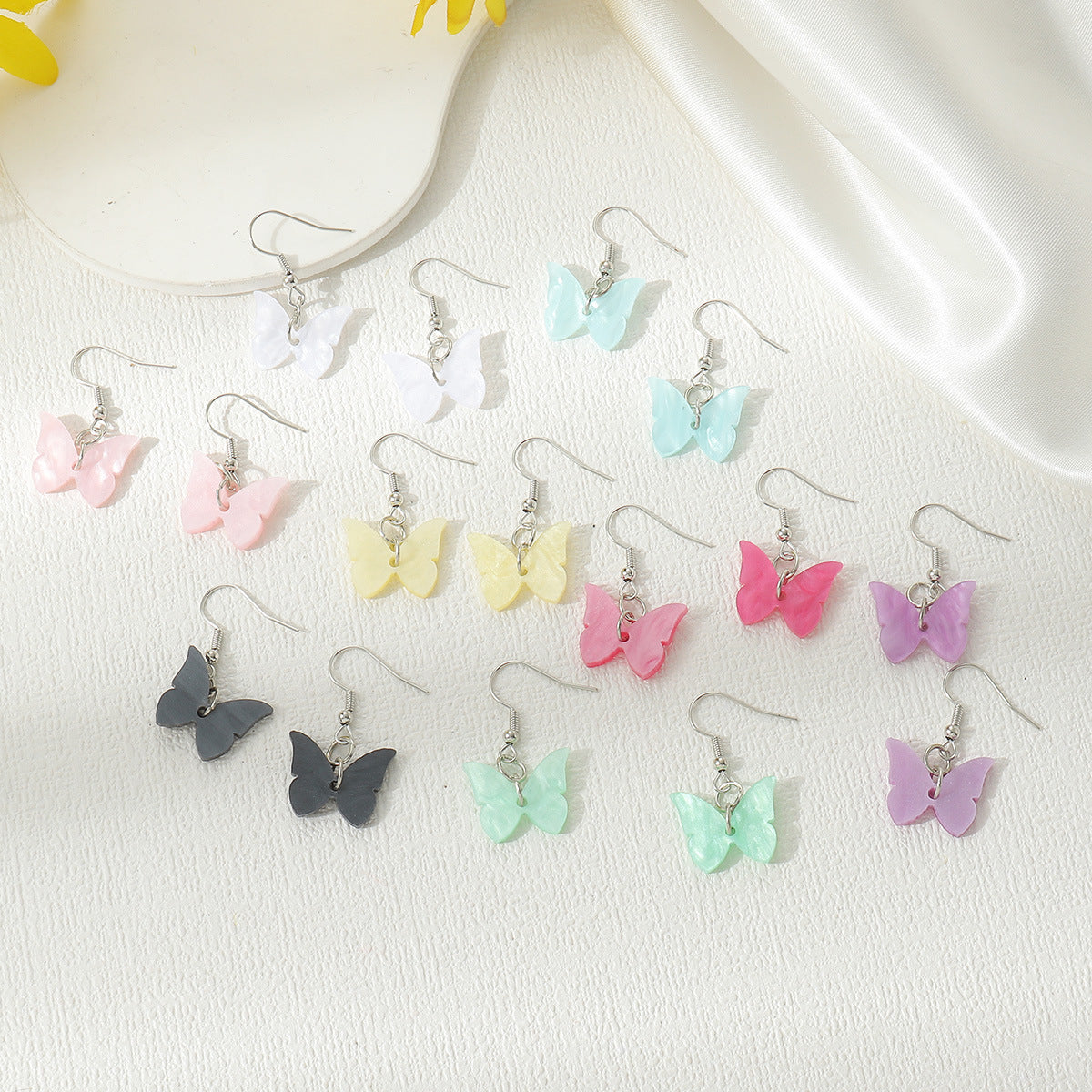 Set di Orecchini in Acrilico a Forma di Farfalla da Cartone Animato per Ragazze con Finitura Smaltata a Colori Arcobaleno