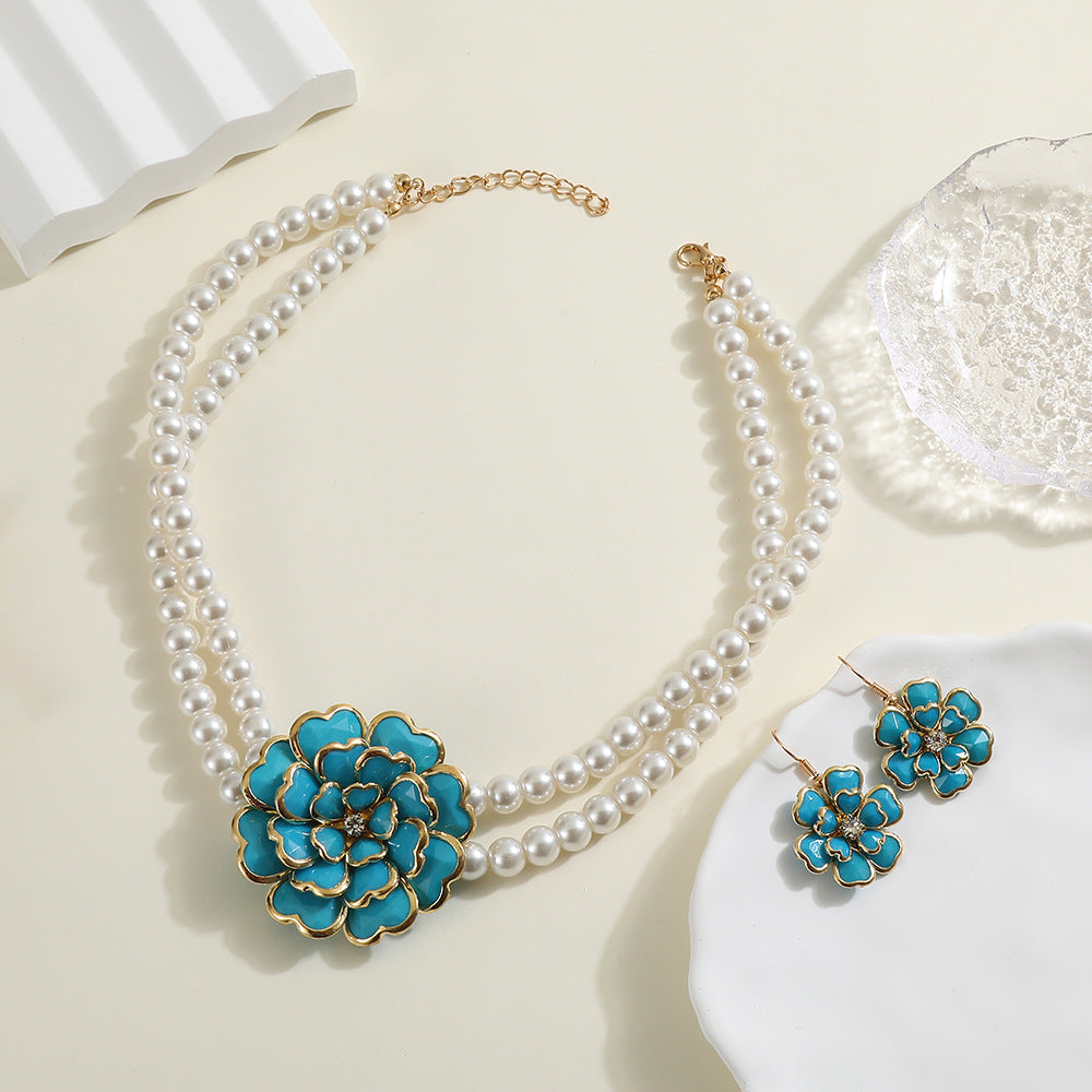 Set di collana e orecchini floreali freschi e delicati con perle per donna con intarsio in acrilico e catena di perle