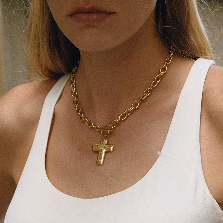 Collar con Colgante de Cruz Minimalista en Acero de Titanio con Acabado Chapado para Mujer, Cadena de Serpiente con Broche de Cierre Ajustable