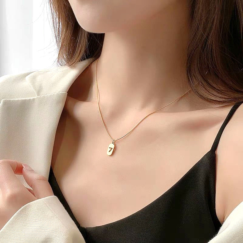 Collana con Ciondolo Minimalista in Acciaio al Titanio Numero Fortunato 7 Tonalità Fredda con Catena a Serpente per Donna