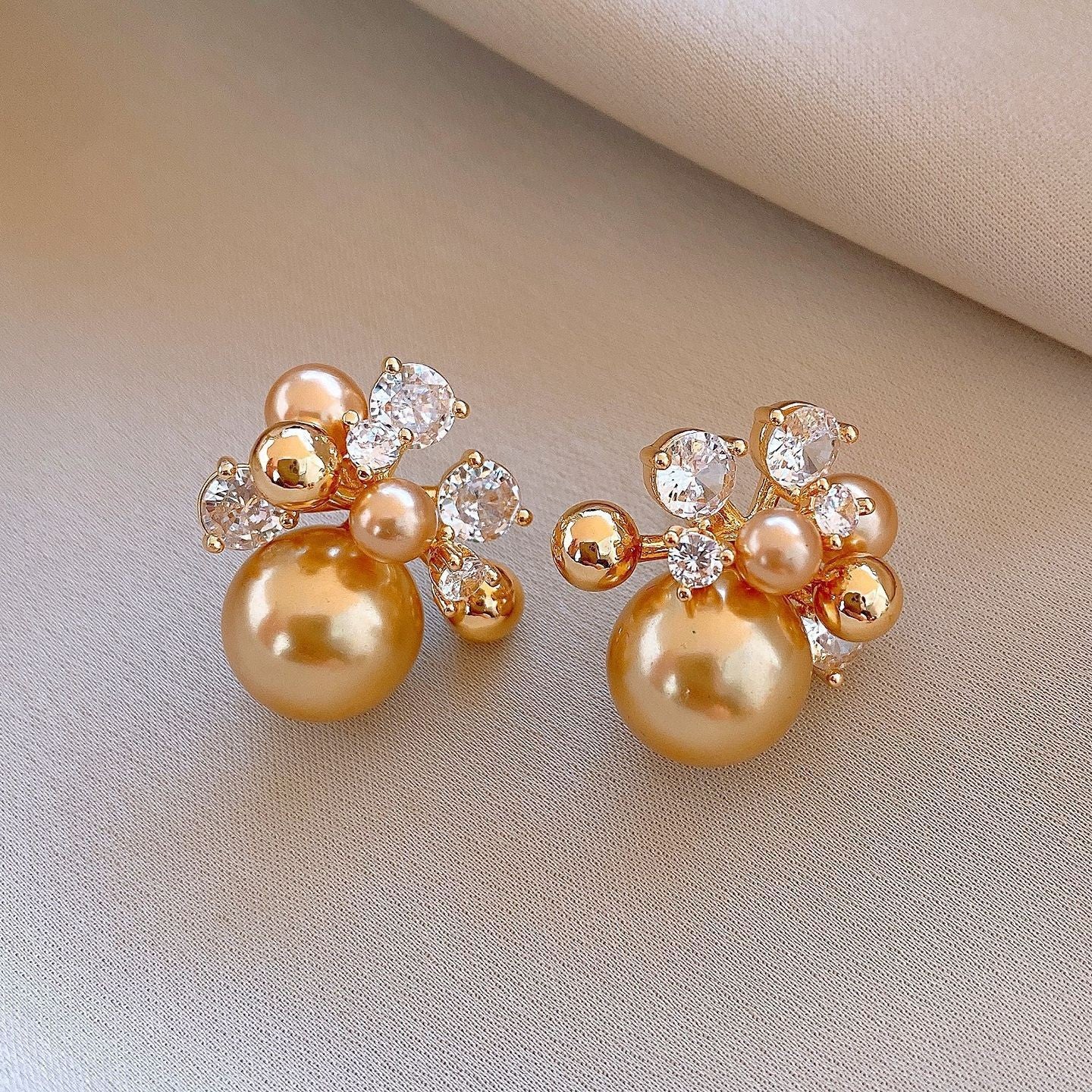 Orecchini da donna vintage eleganti a forma di stella geometrica con perle simulate e zirconi, perni in acciaio placcato