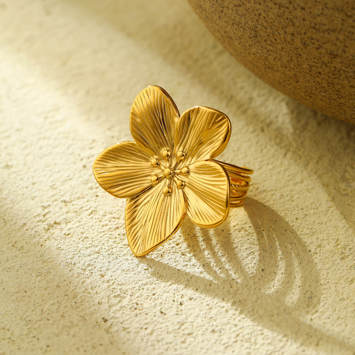 Anello da donna regolabile aperto in acciaio inossidabile placcato oro 18 carati con motivo floreale vintage alla francese