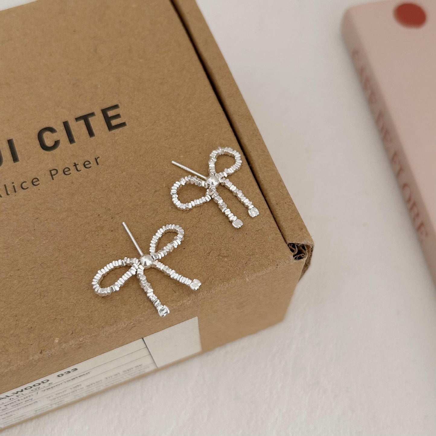 Orecchini a perno con fiocco placcati in argento sterling 925, stile minimalista e dolce