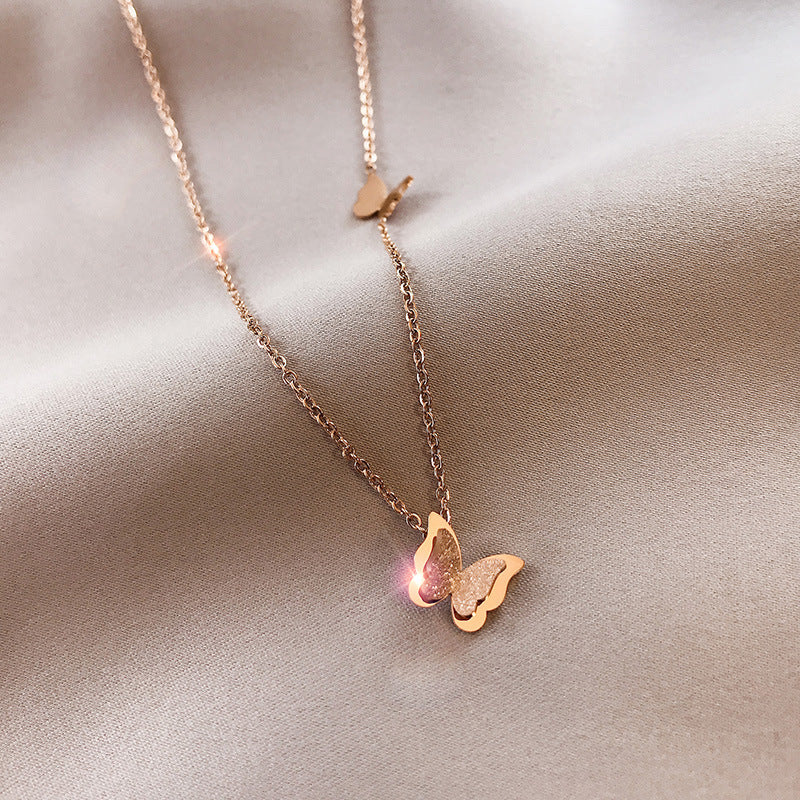 Collar Gargantilla Minimalista para Mujer de Acero Titanio con Baño de Oro y Forma de Mariposa