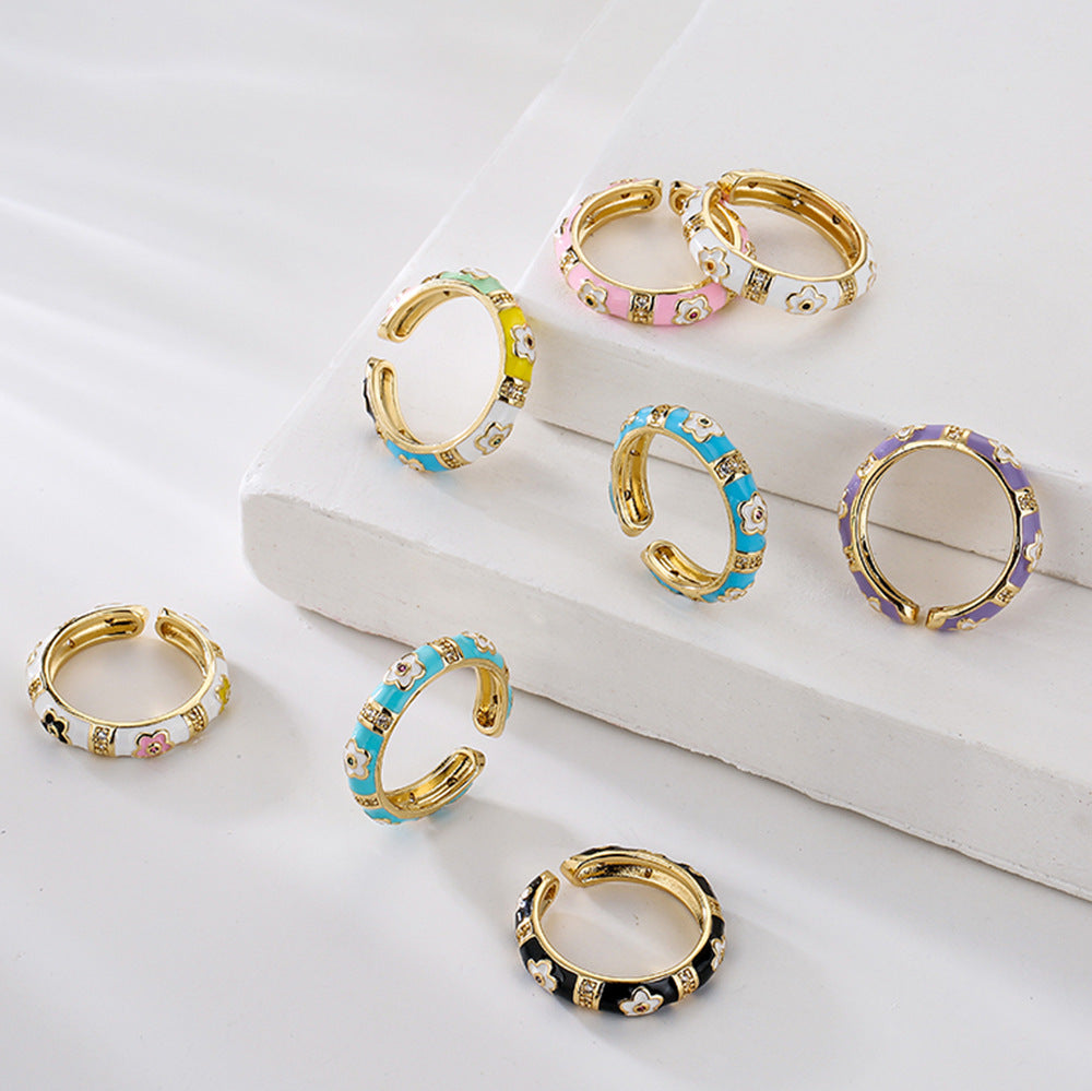 Anillo de flores geométricas irregulares estilo bohemio para mujer, hecho de cobre con chapado en oro de 18 quilates y acabado esmaltado
