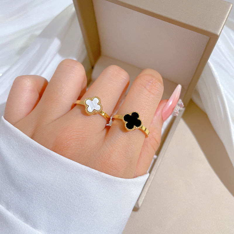 Anello Minimalista in Acciaio al Titanio con Trifoglio Unisex