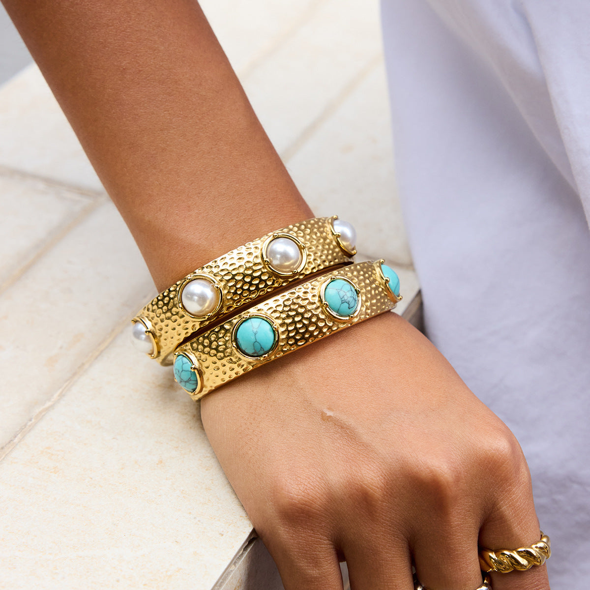 Pulsera de Acero Inoxidable con Textura Martillada a la Moda para Mujer con Detalles de Resina Turquesa y Perlas