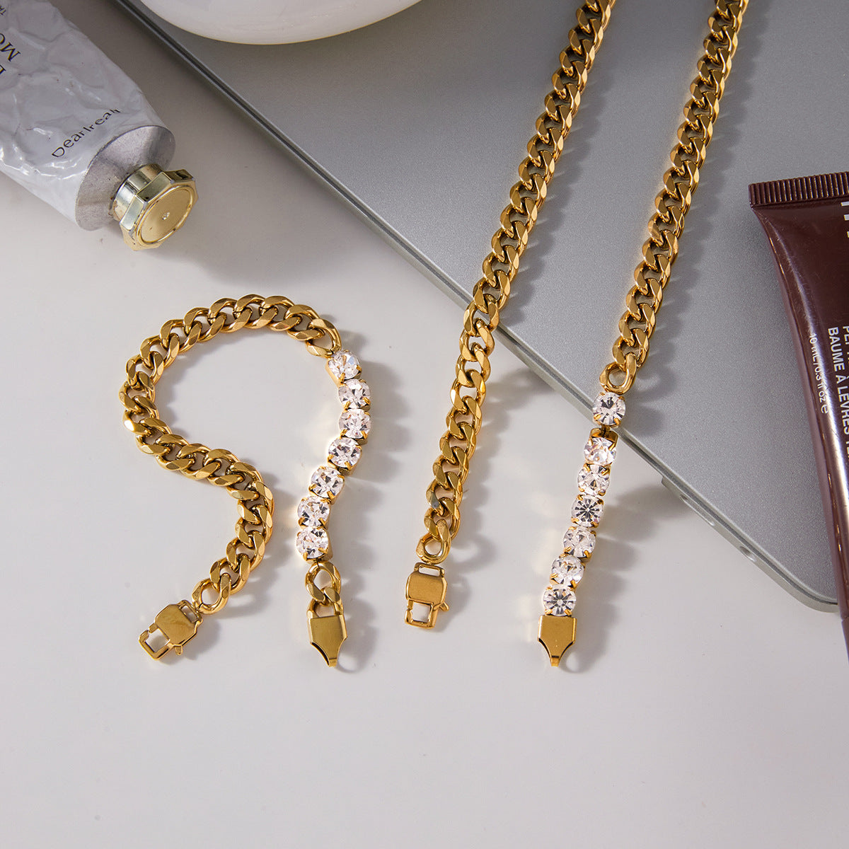 Set collana e bracciale in acciaio al titanio placcato oro 18 carati con strass rotondi geometrici alla moda da donna