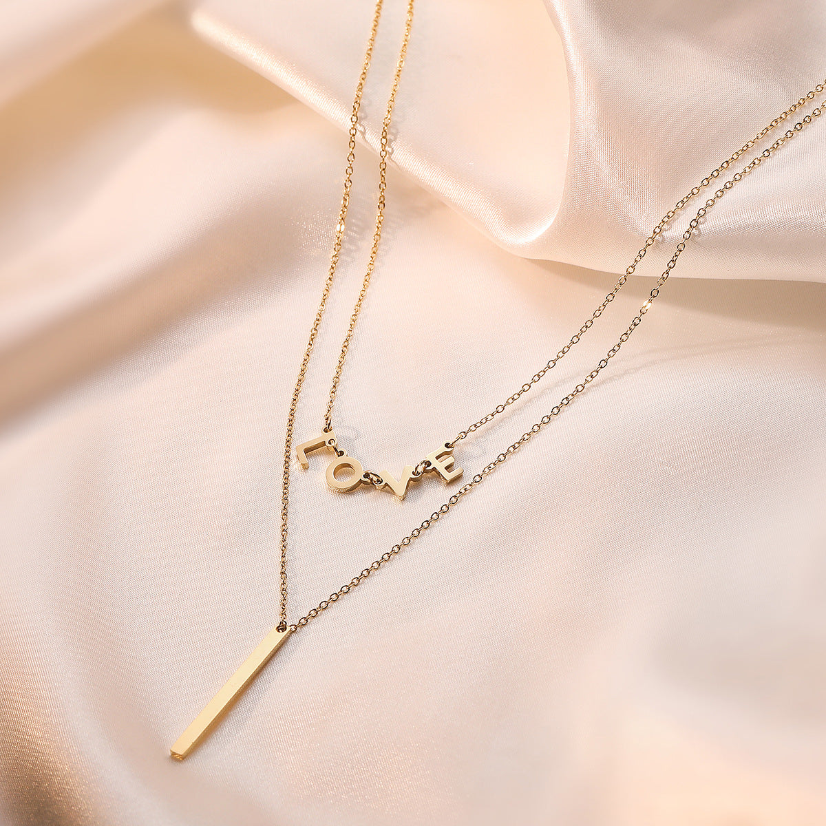 Collana con ciondolo a cuore geometrico minimalista LOVE per donna in acciaio al titanio placcato oro, catena versatile per clavicola