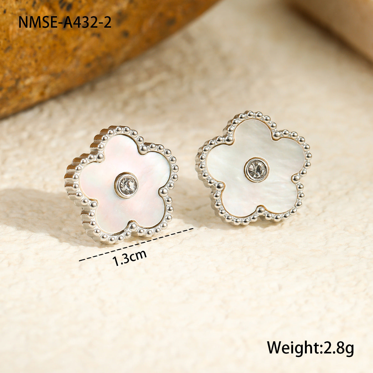 Fashion Minimalist Five-Petal Flower Mother-of-Pearl Pendant Necklace Set in Stainless Steel with Plated Finish