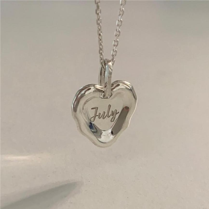 Collar minimalista con colgante de corazón irregular de plata de ley 925 con baño de oro arena en cadena de cuentas