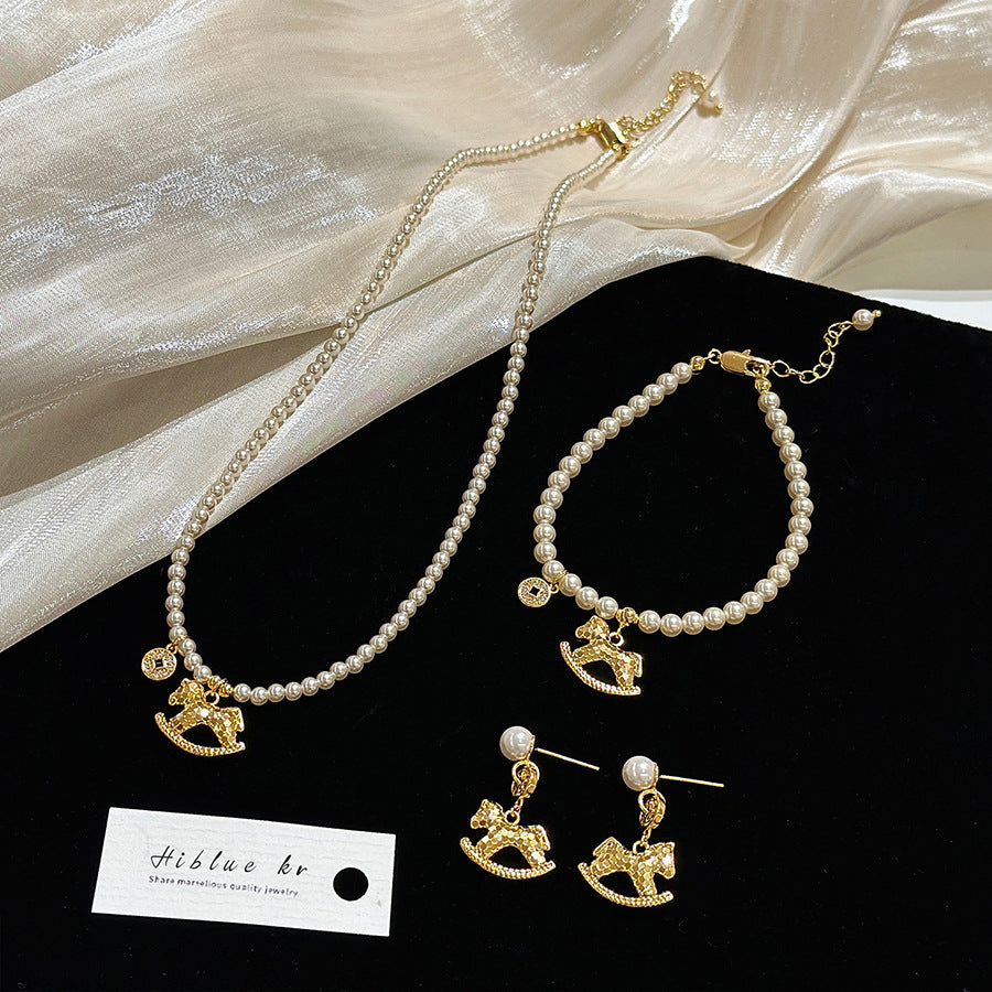 Set Collana con Ciondolo Zodiaco Cavallo in Lega Placcata Stile Lusso con Orecchini e Bracciale in Stile Perla da Donna