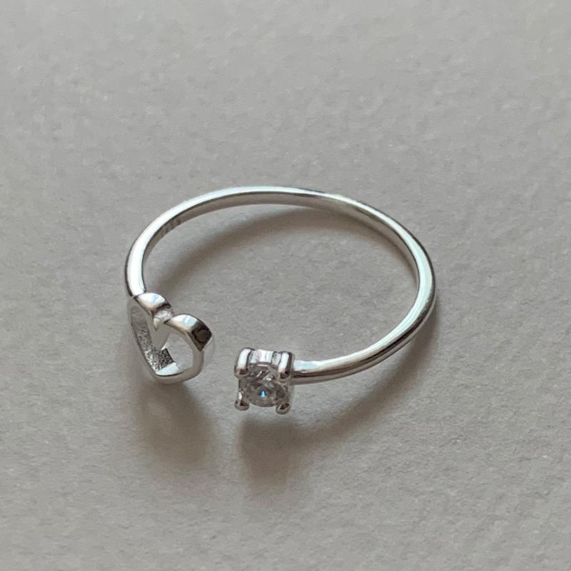 Anello in Argento Sterling S925 a Forma di Cuore Minimalista con Intarsio in Zirconia Cubica e Bordi Geometrici Arrotondati