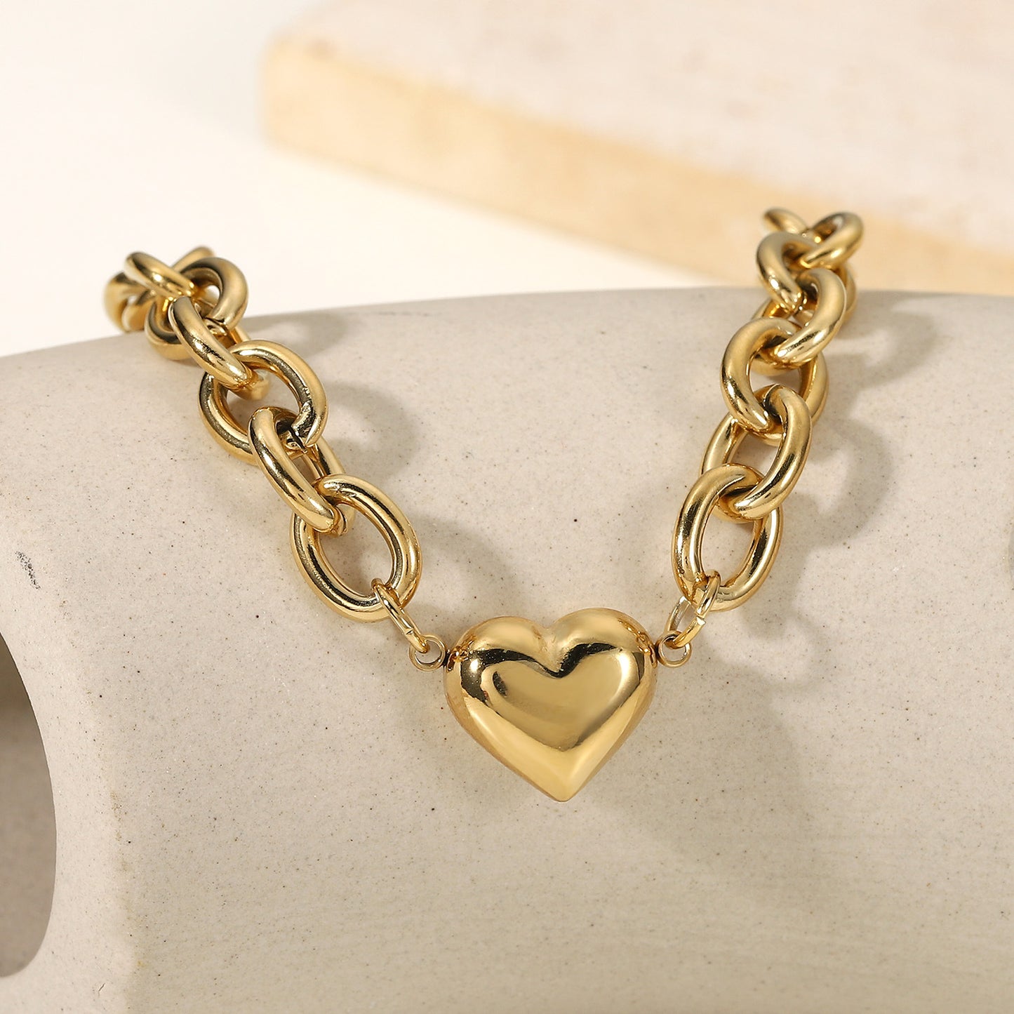 Bracciale da donna in acciaio al titanio a forma di cuore d'ispirazione vintage con catena a maglie a O placcata in oro 14 carati