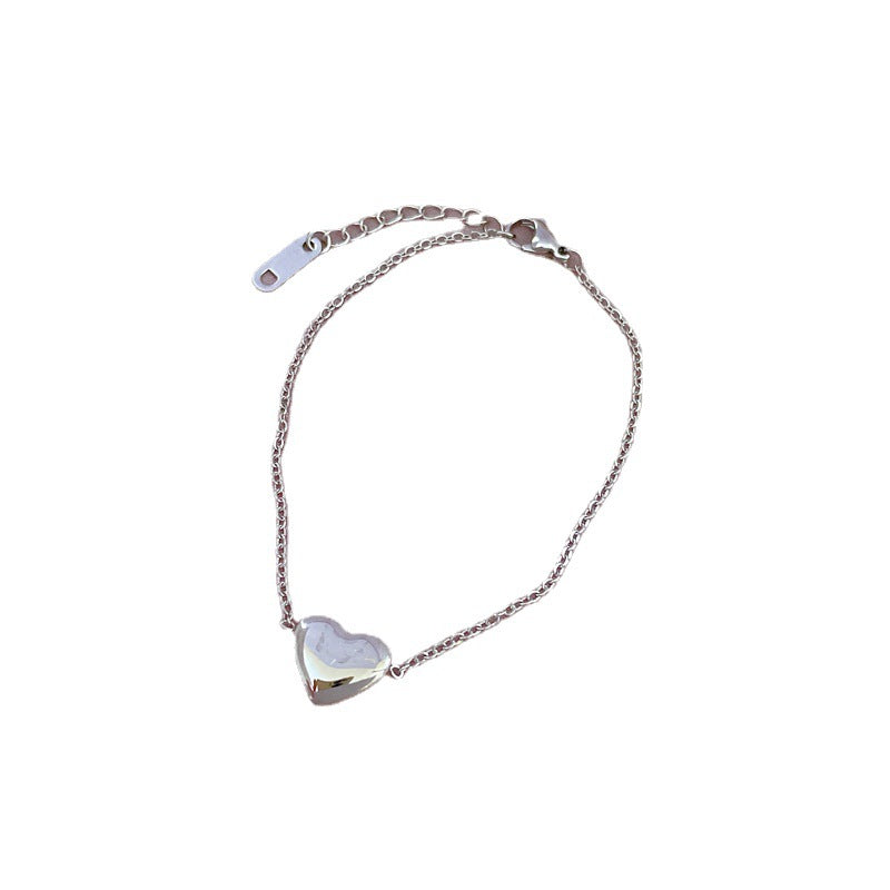 Bracciale a Cuore Minimalista in Acciaio al Titanio Tonalità Fredda per Donna con Intarsio Dorato e Texture Ondulata