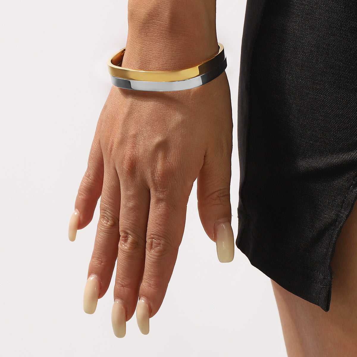 Pulsera de Puño Cuadrada Minimalista de Acero Inoxidable con Acabado Pulido para Mujer