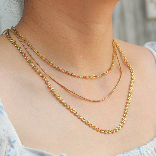 Collana girocollo da donna in acciaio inossidabile a forma di cuore bohémien con ciondolo in acciaio al titanio e finitura galvanizzata