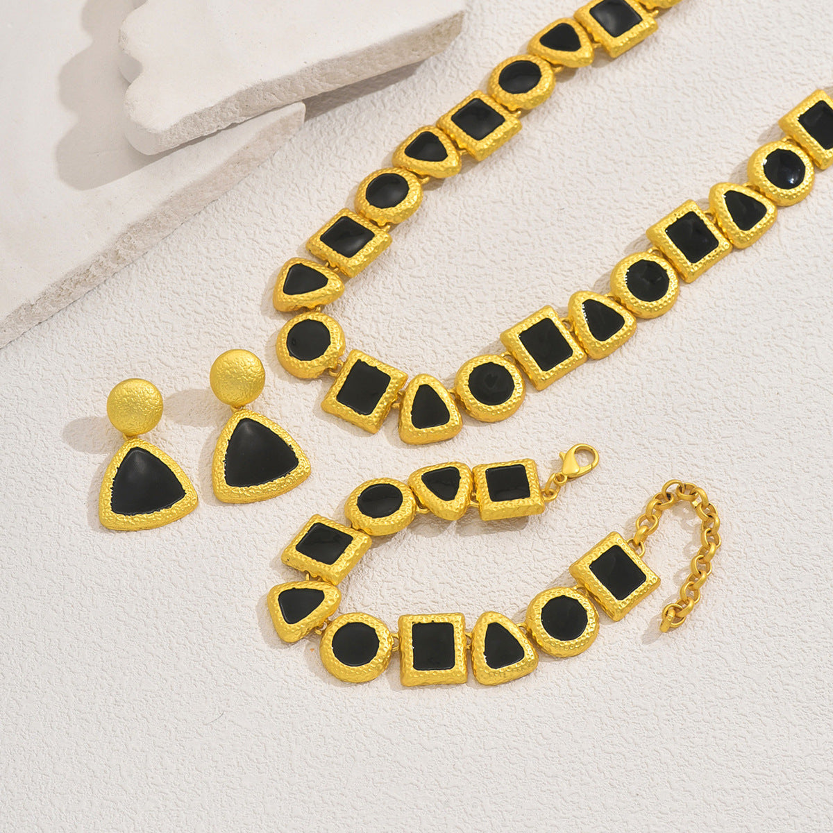 Set di collana lunga geometrica minimalista con smalto a goccia in rame e orecchini e bracciale abbinati per donna