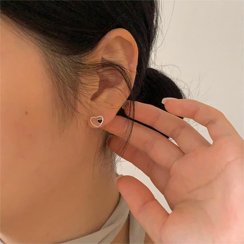 Pendientes minimalistas de botón con forma de corazón de plata de ley 925 con bordes biselados lisos y acabado mate