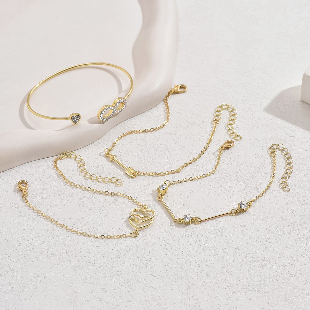 Juego de pulseras minimalistas de aleación con forma de corazón, incrustaciones de diamantes de imitación y diseño asimétrico para mujer