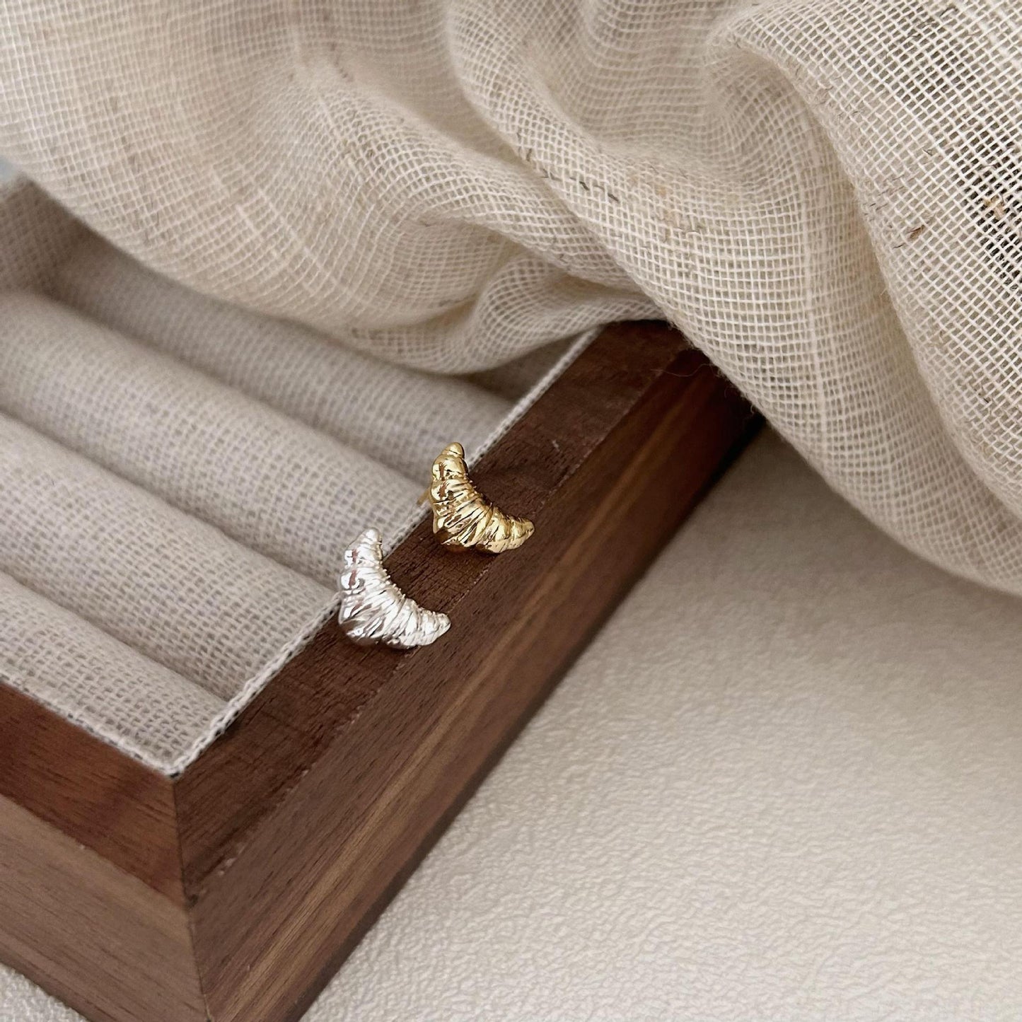 Sweet Minimalist Horn-Shaped 925 Sterling Silver Stud Earrings with Plated Finish