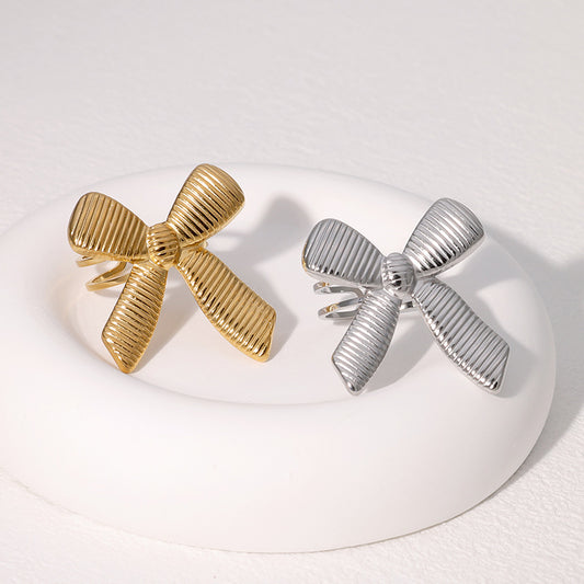 Elegante Anillo Abierto con Nudo de Lazo y Rayas de Acero Inoxidable Bañado en Oro de 18K para Mujer