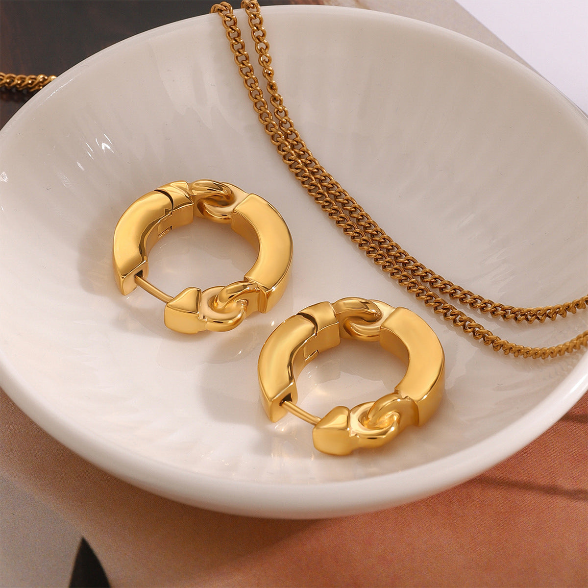 Pendientes Minimalistas Circulares de Acero Inoxidable Chapado en Oro para Mujer con Construcción Premium de Acero de Titanio