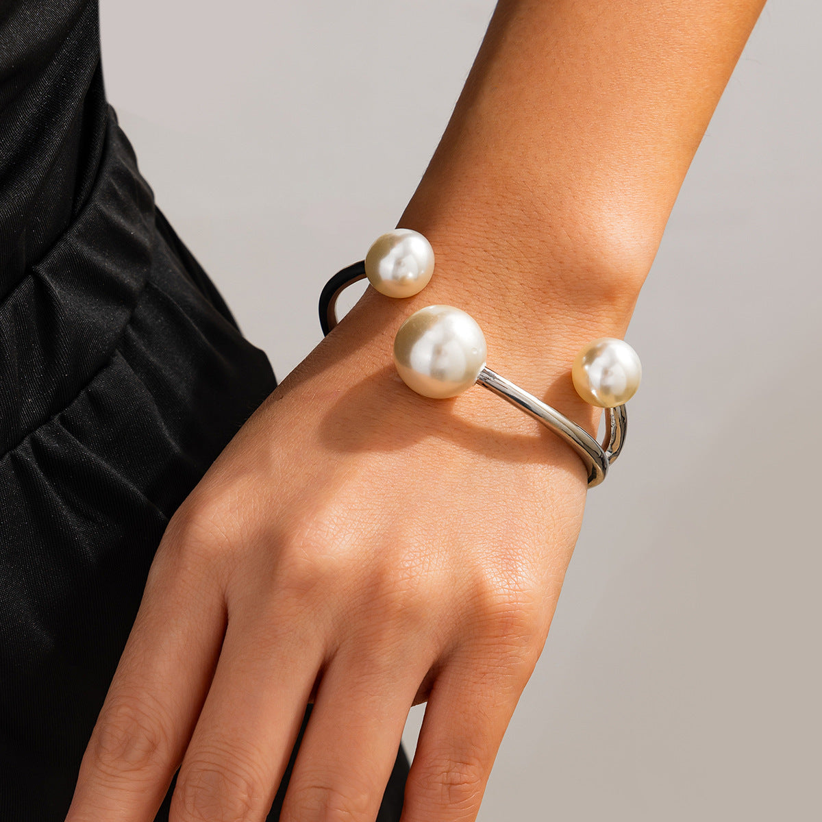 Pulsera de aleación con acabado galvanizado y detalles perlados, diseño geométrico retro de líneas irregulares y abertura de muelle