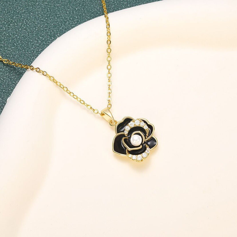 Collana con Pendente Minimalista a Camelia in Acciaio al Titanio con Intarsio di Strass e Placcatura in Oro su Catena a O per Uso Unisex