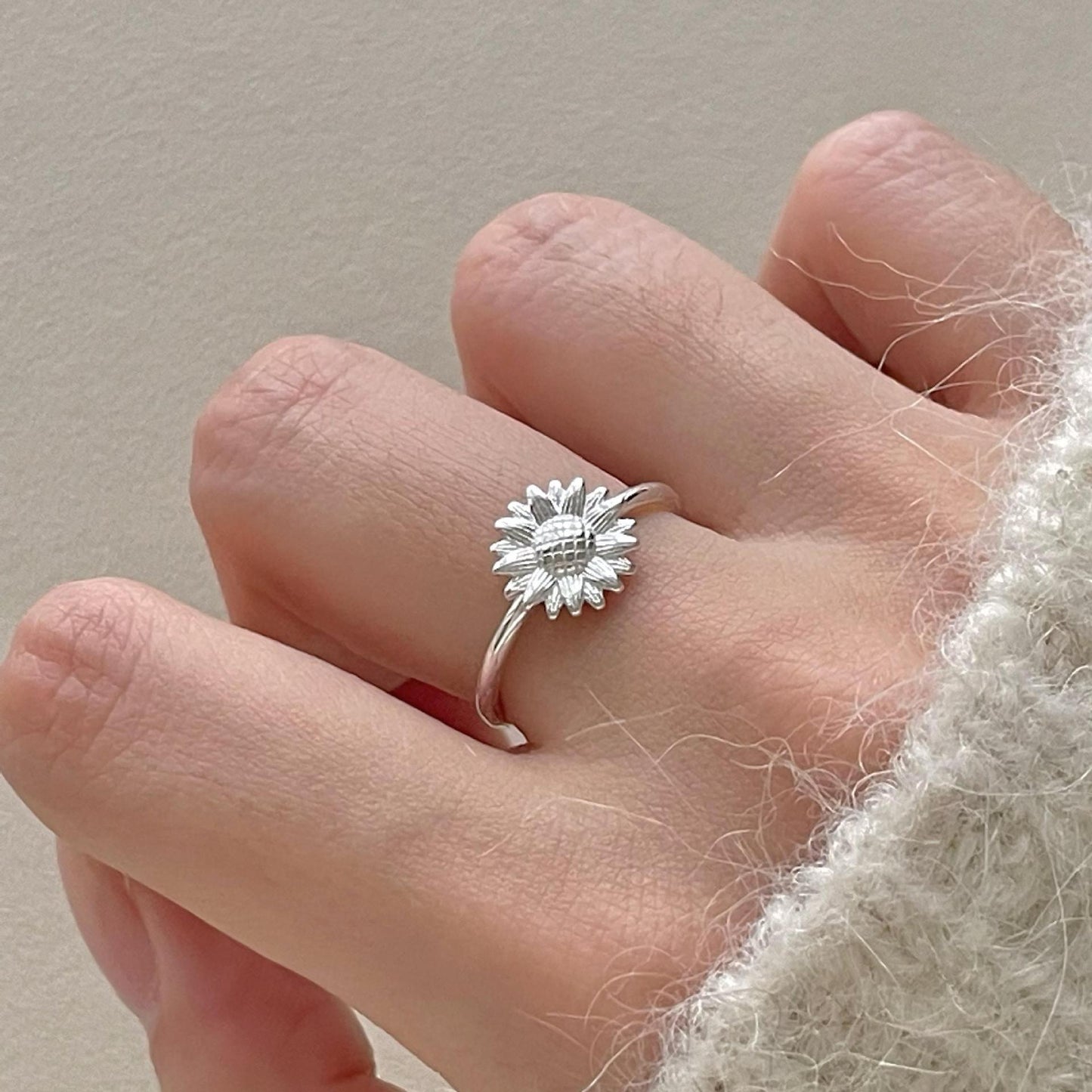 Anello Minimalista Regolabile a Forma di Margherita in Argento Sterling S925 con Accenti di Cuore e Fiocco per Donne
