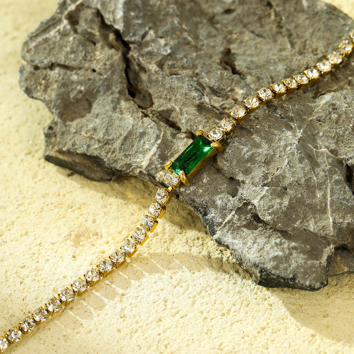 Bracciale da donna placcato oro 18 carati con zircone verde a forma di rettangolo, in acciaio inossidabile