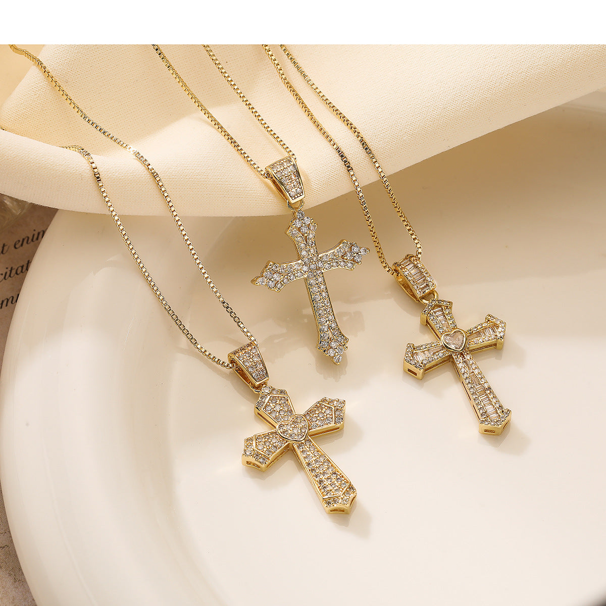 Collana con ciondolo a croce minimalista da donna in ottone placcato oro 18 carati e intarsi in zirconi