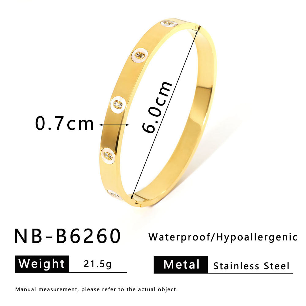 Bracciale in Acciaio Inossidabile a Forma di Cuore e Trifoglio Minimalista con Lettera, Design Traforato e Placcatura Sottovuoto in Oro 18K