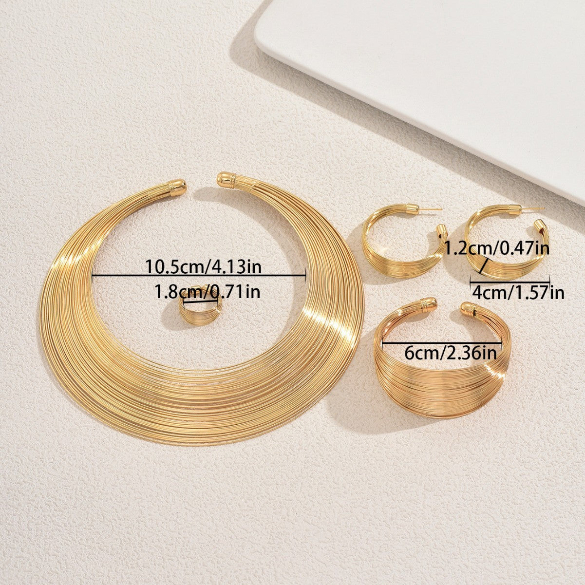 Conjunto de collar de metal multicapa con diseño de líneas geométricas, pulsera ajustable y pendientes para mujer