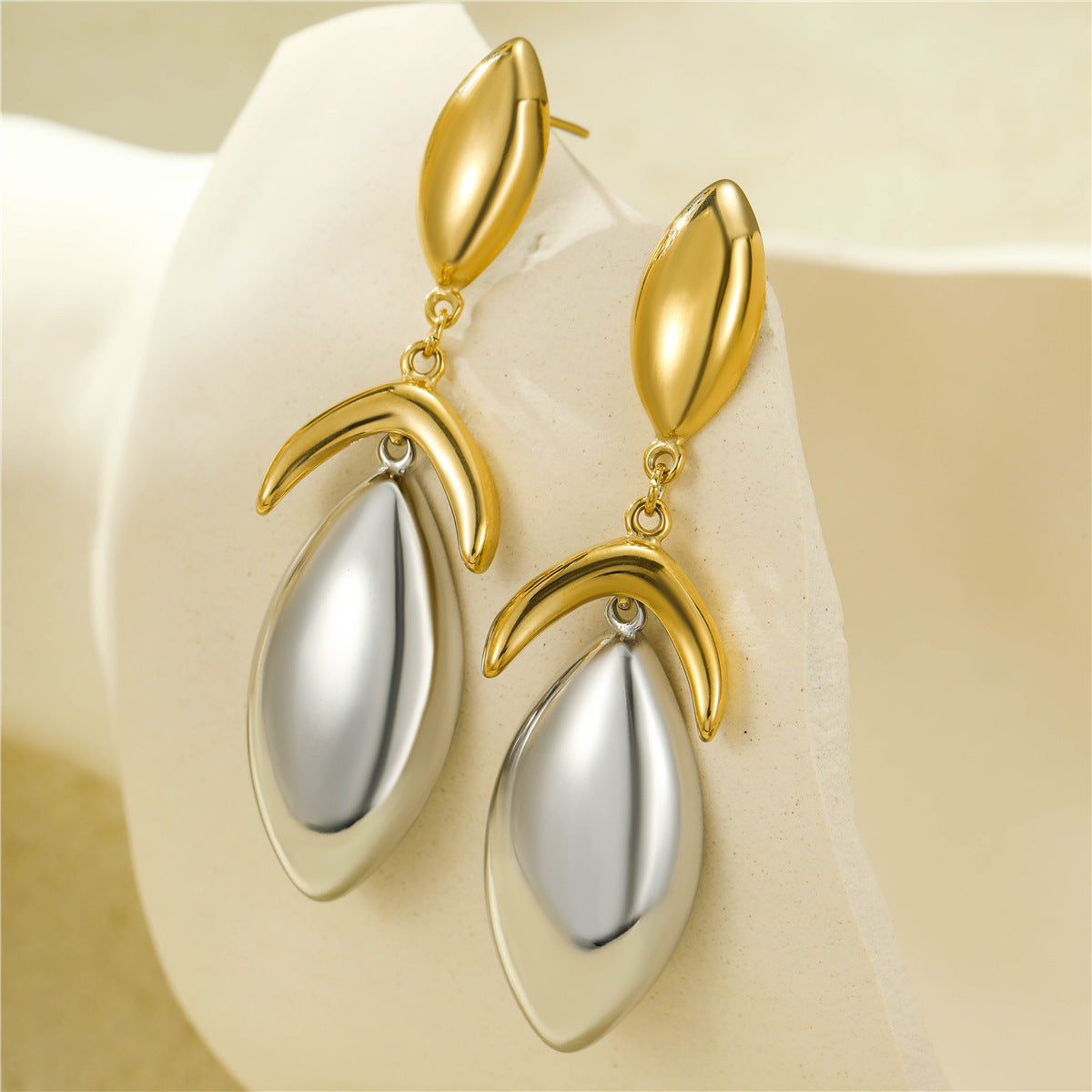 Orecchini pendenti vintage in acciaio inossidabile placcati oro 18 carati a forma di petalo con texture martellata di ispirazione francese