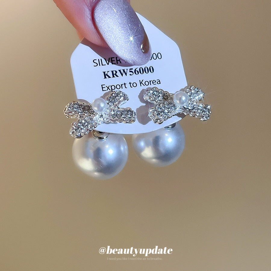 Eleganti Orecchini a Perno a Forma di Fiocco con Perle e Intarsi di Strass da Donna — Gioielli di Moda di Lusso Leggeri per Tutti i Giorni
