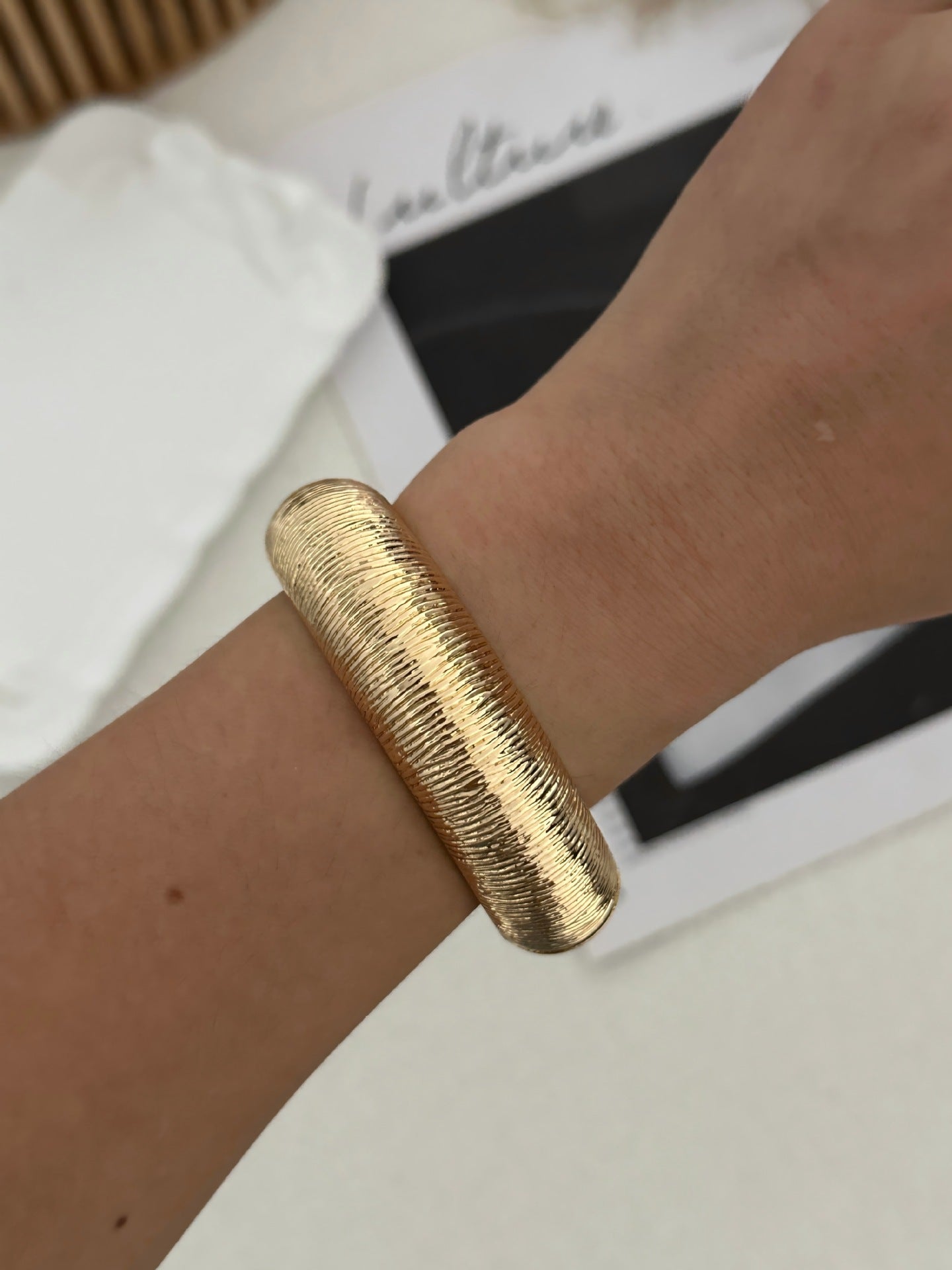 Bracciale rigido da donna in lega placcata, geometrico e ampio
