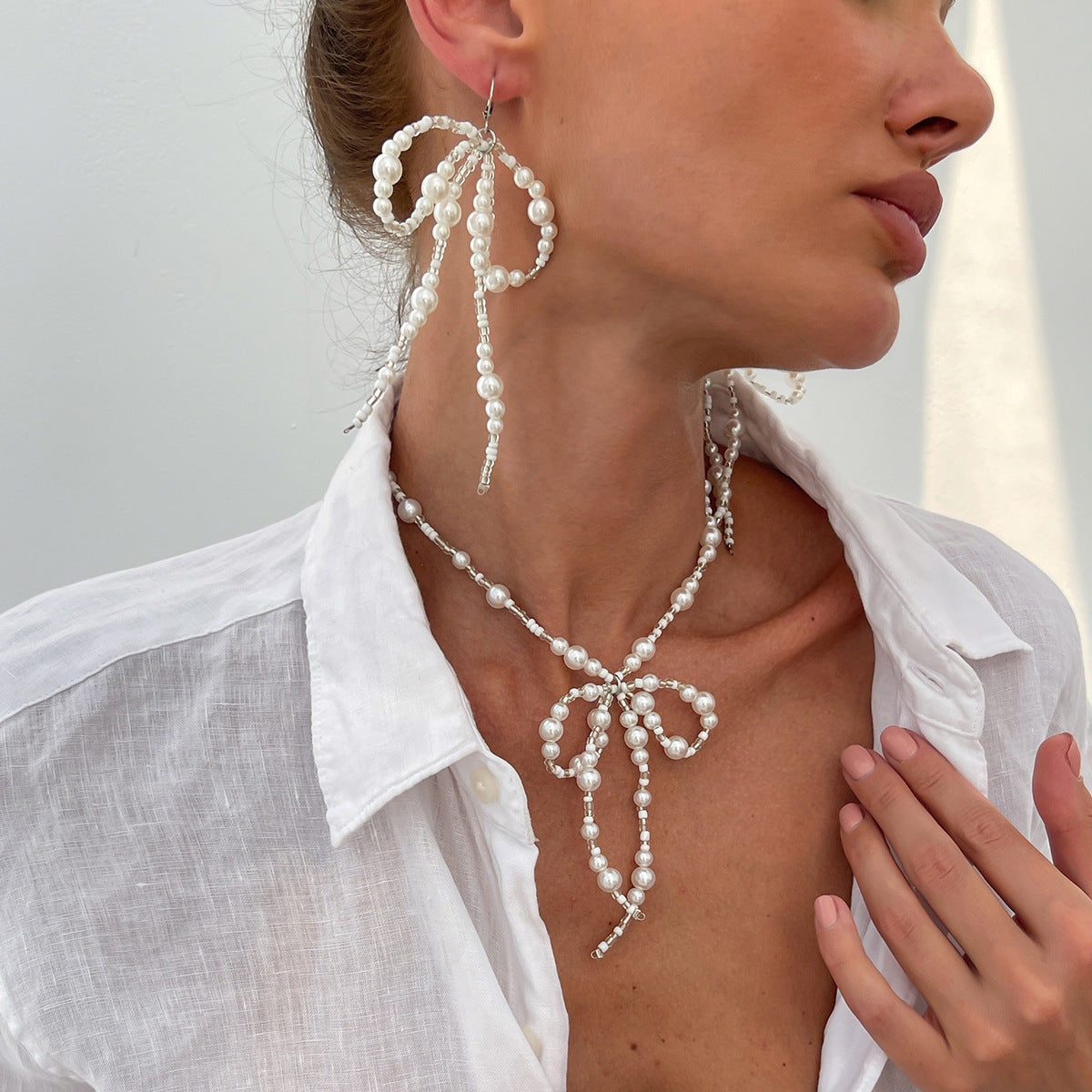 Elegante collana lunga con fiocco e nappa in stile minimalista con ciondolo di perla imitazione su catena a sfere da donna