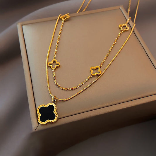 Collar minimalista con dije de trébol para mujer en acero de titanio con chapado en oro sobre cadena en O, estilo medallón en capas ajustable