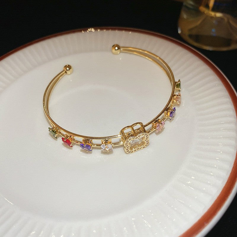 Pulsera tipo brazalete de aleación de cobre bañada en oro de lujo con incrustaciones de diamantes de imitación para mujer
