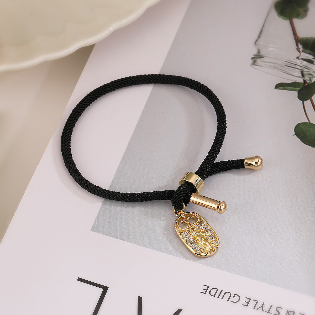 Bracciale da donna alla moda con ciondolo a croce geometrica, regolabile con coulisse, placcato oro e intarsio di zirconi