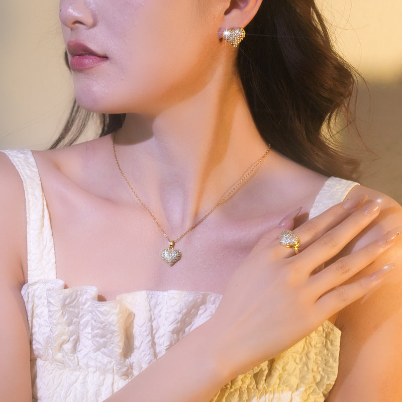 Elegante parure girocollo da donna con ciondolo a cuore in acciaio al titanio con zirconi micropavé, finitura placcata ipoallergenica, catena a croce