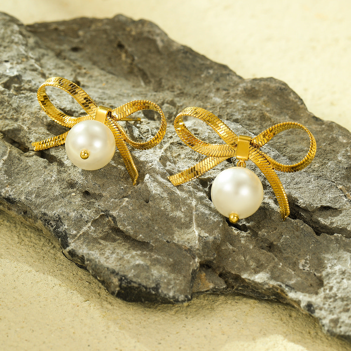 Orecchini a perno da donna a forma di fiocco in acciaio inossidabile alla moda con intarsio in zircone, lucidati e placcati per un elegante abbigliamento da ufficio