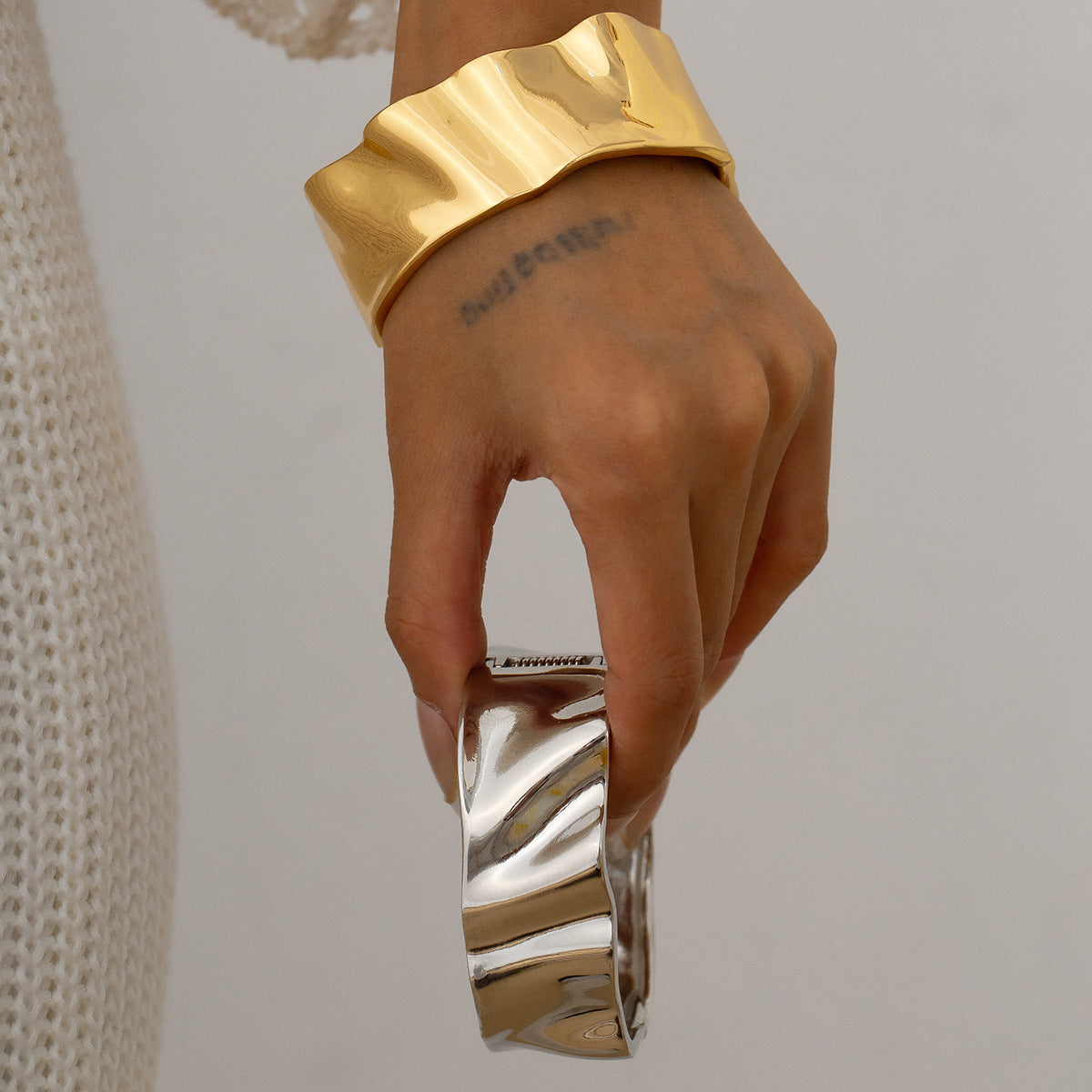 Pulsera de puño de metal líquido arrugado irregular con acabado chapado de alto brillo para mujer