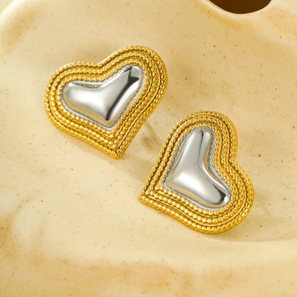 Pendientes de corazón con broche de acero inoxidable pulido estilo vintage, chapado en oro de 18K y borde triple con cuentas