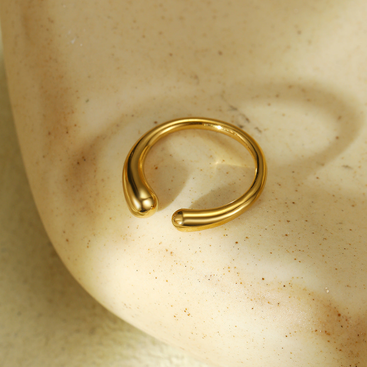 Juego de pendientes y pulsera de acero titanio con chapado en oro de 18K con forma de C de estilo vintage para mujer