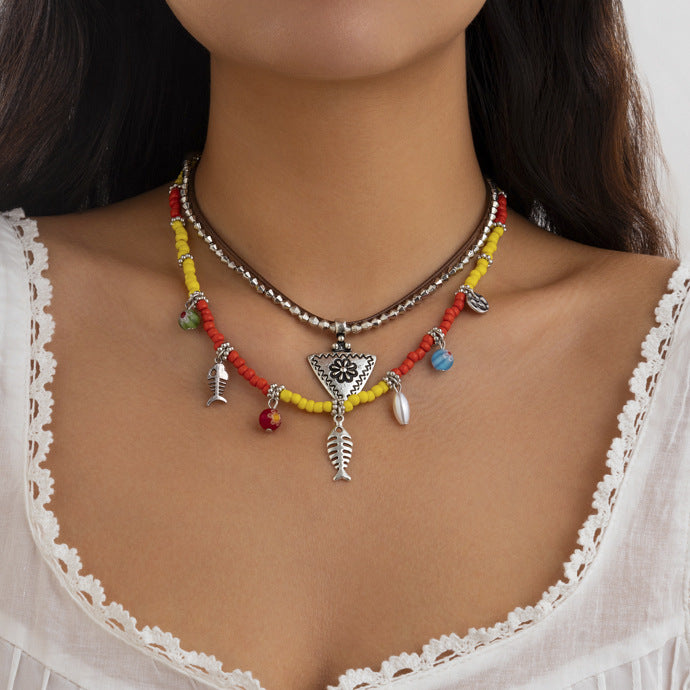 Collana pendente bohémien floreale e geometrica da donna in lega con finitura placcata, nappe e strati di perline