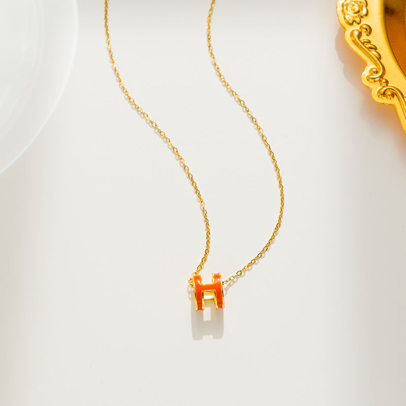 Collana con ciondolo minimalista a forma di H in acciaio al titanio per donna con finitura placcata e catena a O
