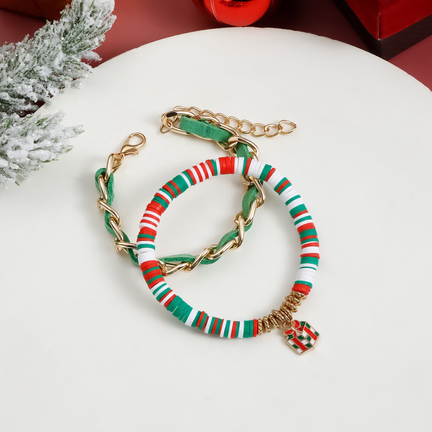 Pulsera de Cuentas de Arcilla Polimérica Colorida y Creativa para Mujer con Forma Geométrica, Acabado Chapado y Acentos de Campana Navideña